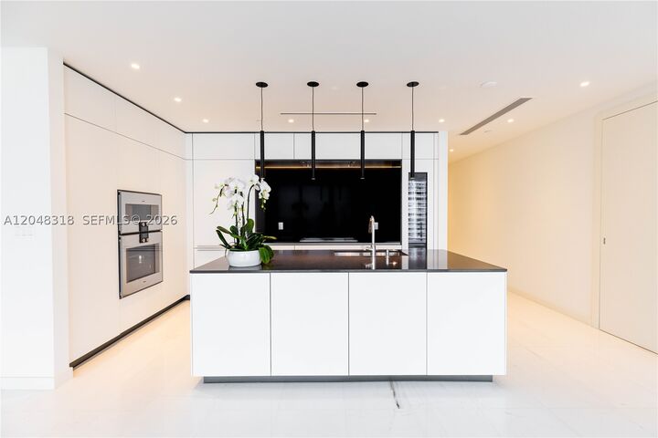 Property Photo: 300 Biscayne Blvd Way 2702 FL 33131