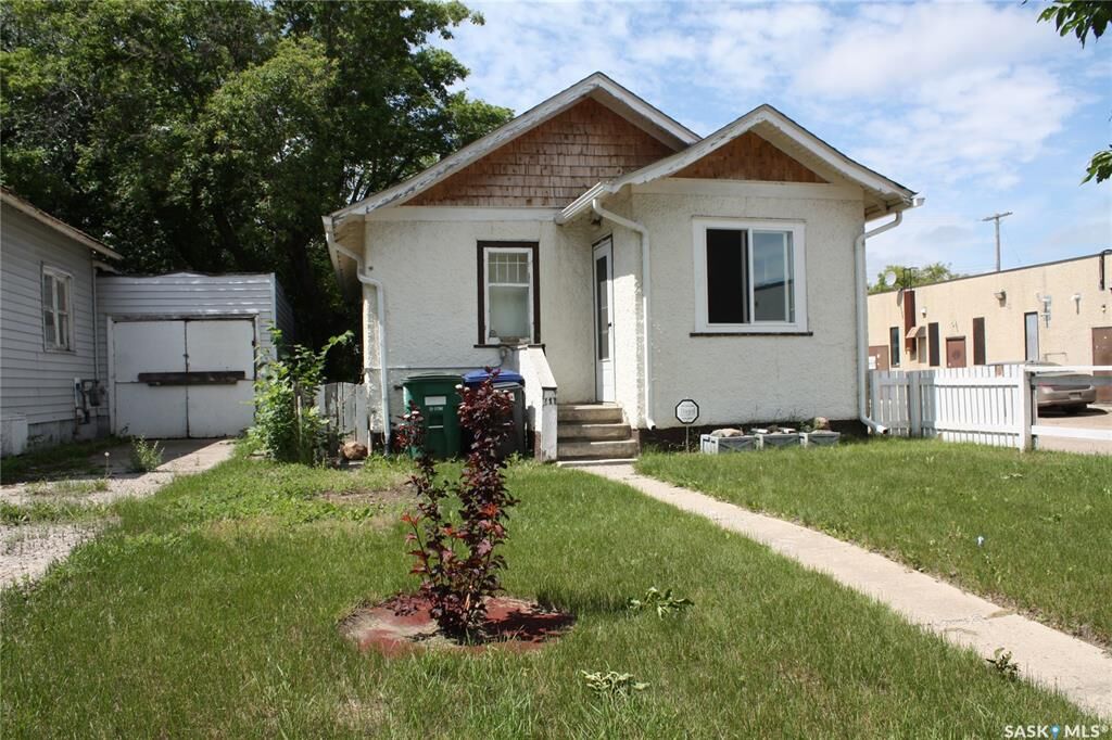 Property Photo: 111 L Avenue S SK S7M 2G9