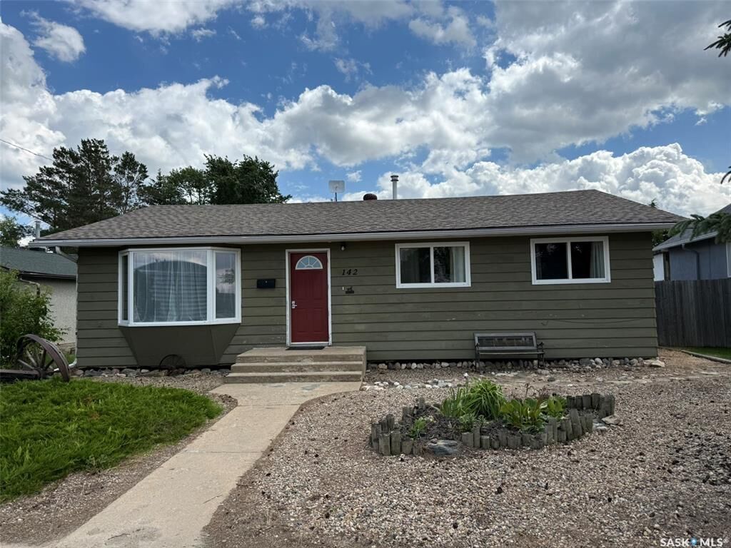 Property Photo:  142 2nd Street E  SK S0M 0Y0 