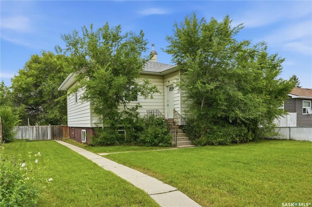 Property Photo:  209 T Avenue N  SK S7L 3B1 