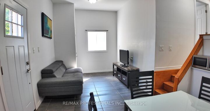 Property Photo: 5 Farmbrook Road B ON M1J 2S3
