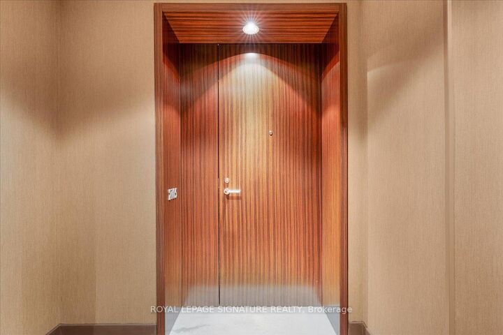 Property Photo:  180 University Avenue 2105  ON M5H 0A2 