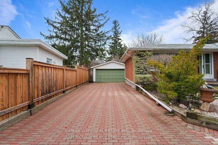 Property Photo: 2470 Meadowood Crescent ON L6L 1V6