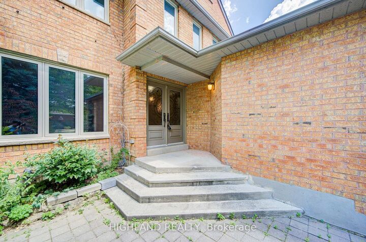 Property Photo: 4369 Spinningdale Court ON L5M 3J9