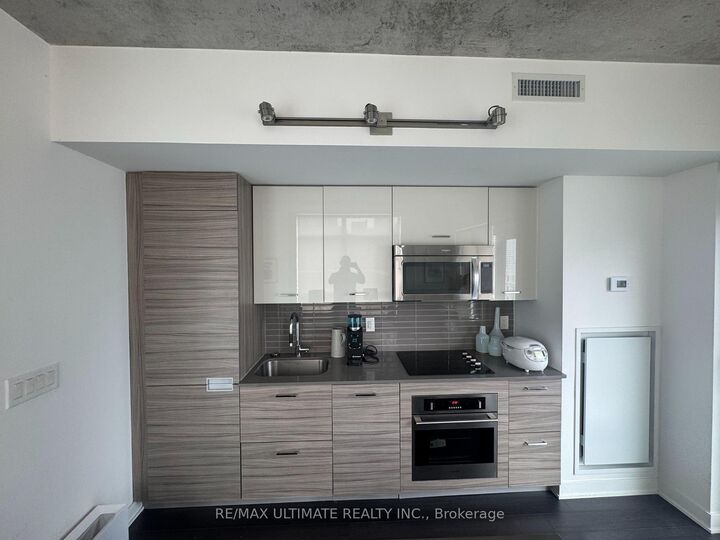 Property Photo:  210 Simcoe Street 2002  ON M5T 0A9 