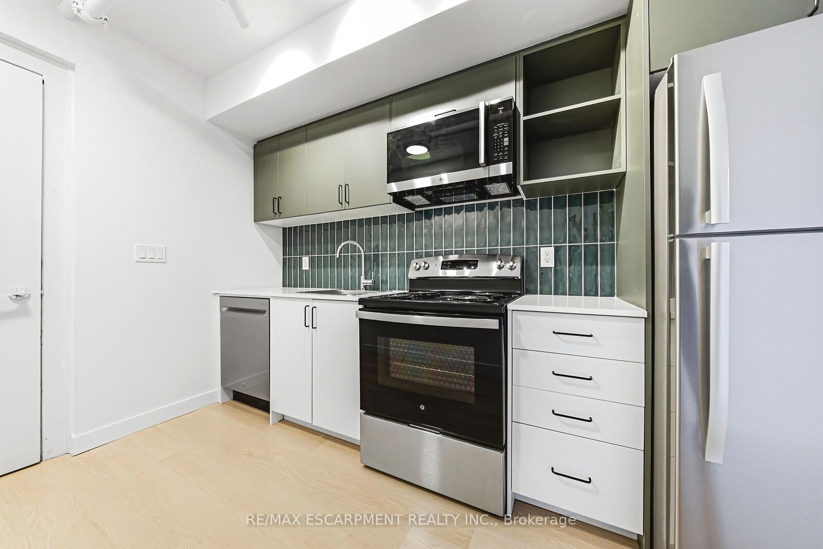 Property Photo:  325 James Street S 105  ON L8P 3B7 