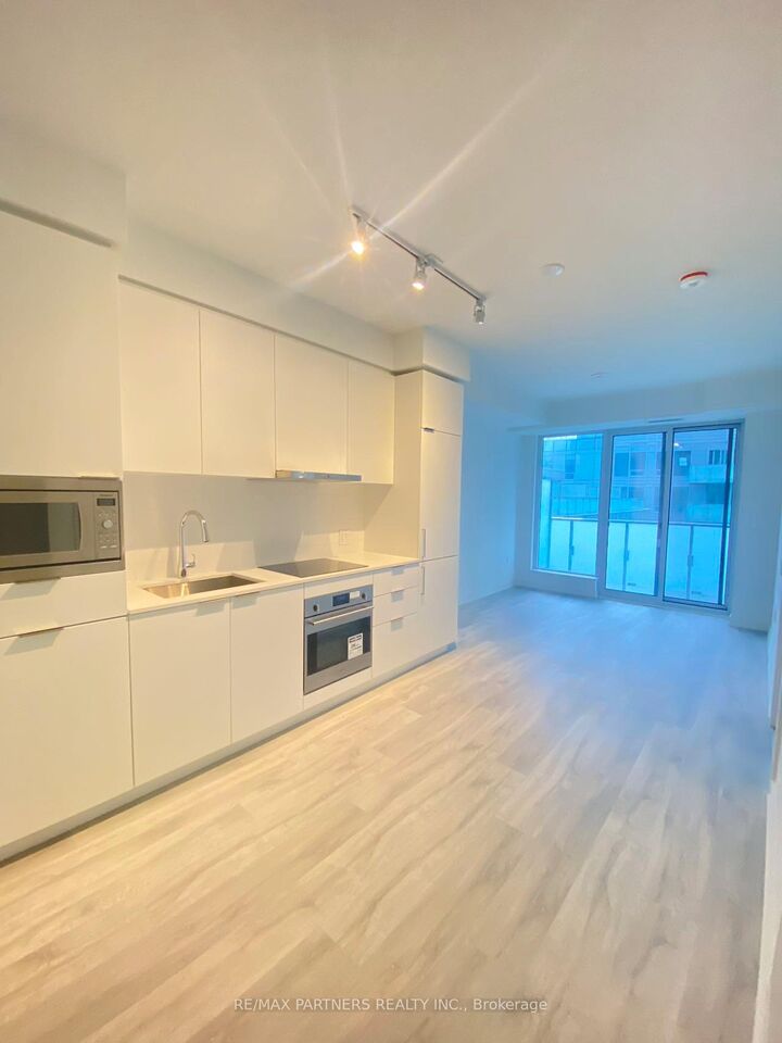 Photo de la propriété:  7 Golden Lion Heights N723  ON M2M 0C1 