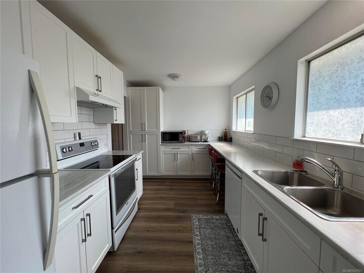 Property Photo: 537 Maquinna Dr N BC V0P 1X0