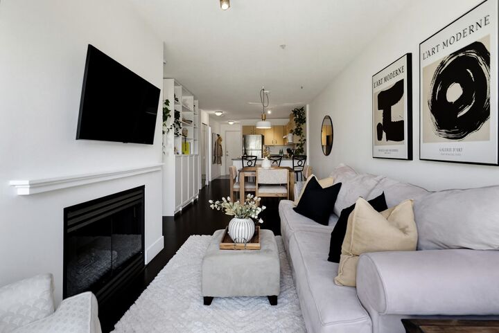 Property Photo:  332 Lonsdale Avenue 323  BC V7M 3M5 