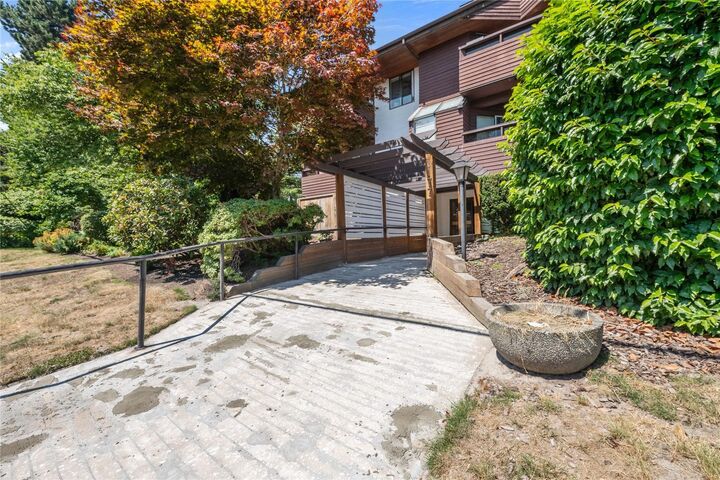1177 Howie Avenue 313 — photo 1