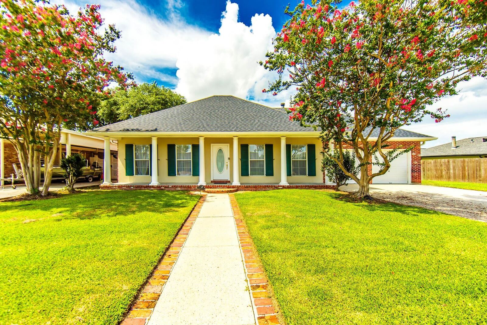 Property Photo: 8 Summerfield Dr LA 70360