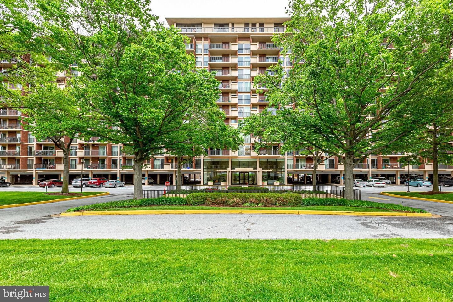 Property Photo:  1300 Army Navy Drive 205  VA 22202 