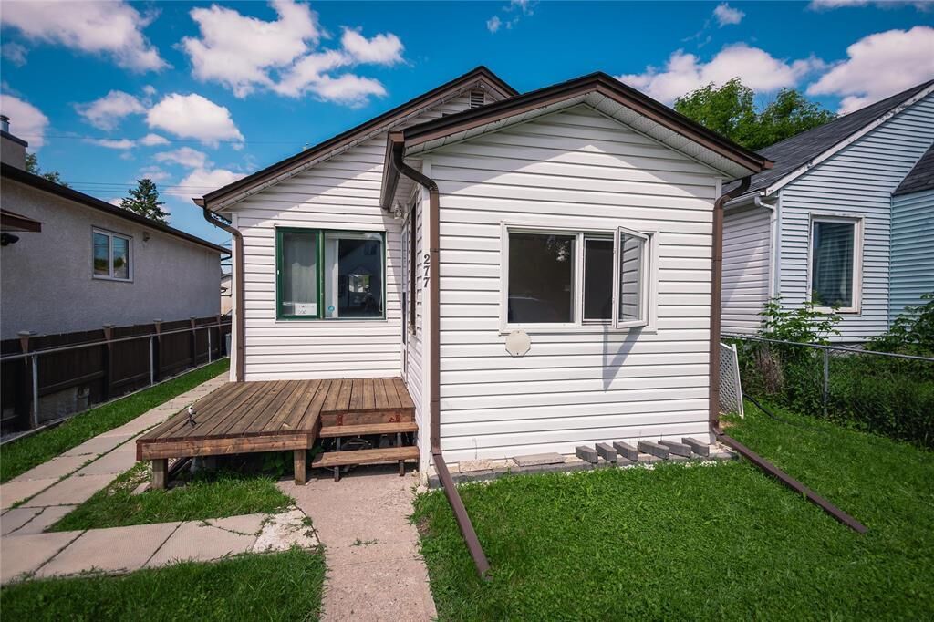 Property Photo: 277 Larsen Avenue MB R2K 1P9
