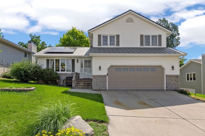 Property Photo:  1711 Hamer NW  IA 52405 