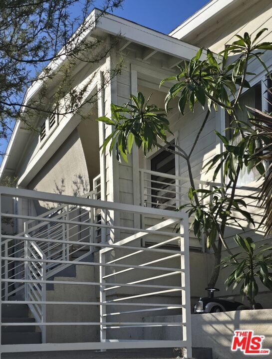 Property Photo:  919 Isabel St  CA 90065 