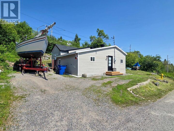 42 Russell Street — photo 1