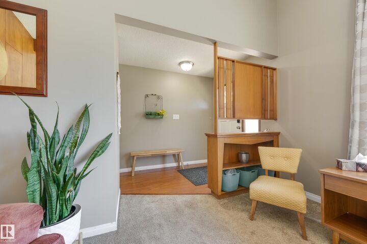 Property Photo:  10527 32 Avenue NW  AB T6J 2Y5 