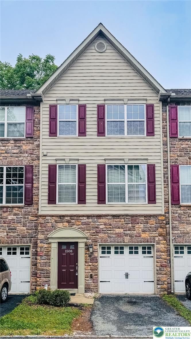 Property Photo: 1508 Brookstone Place PA 18055