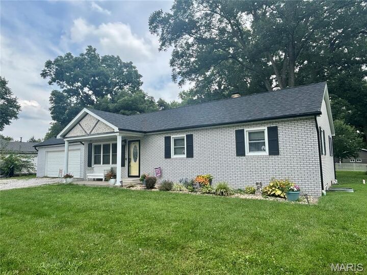 Property Photo:  4 N Hickory Street  IL 62285 