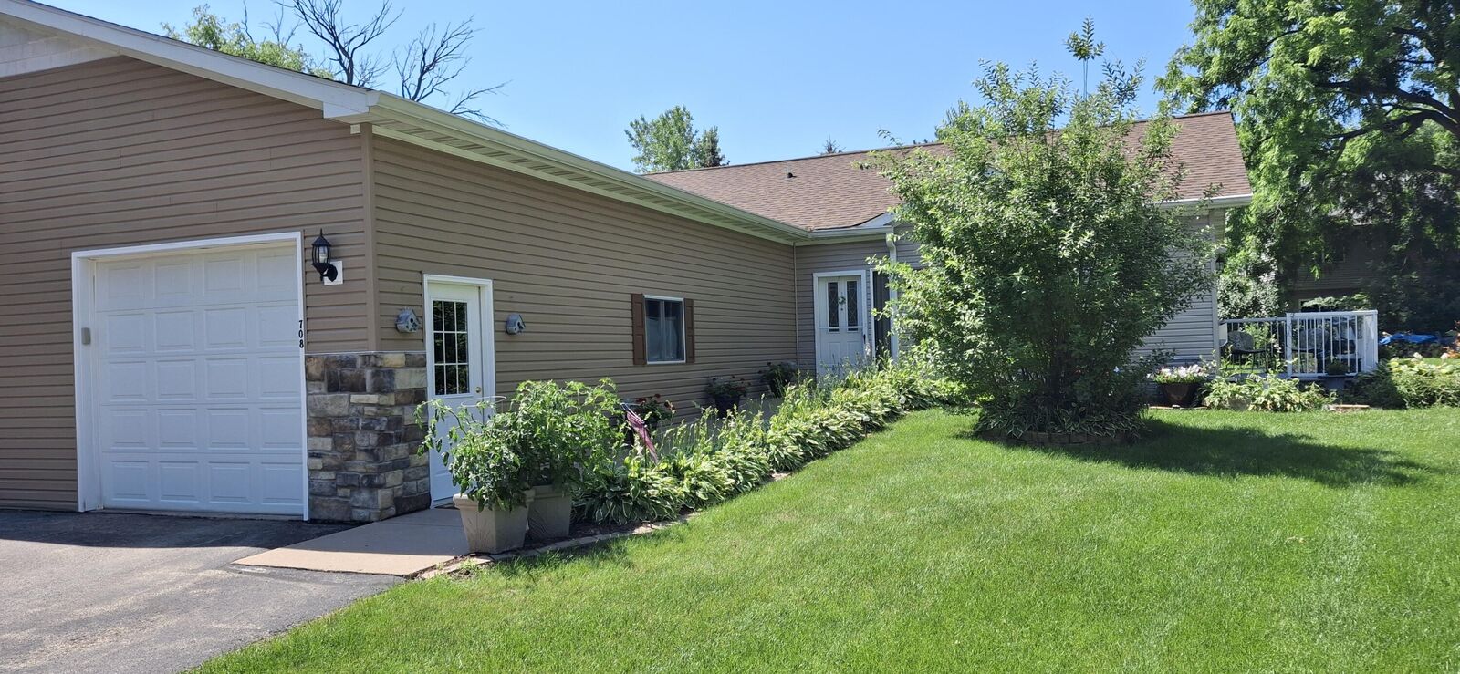 Property Photo:  708 Riverview Ct  WI 53549 