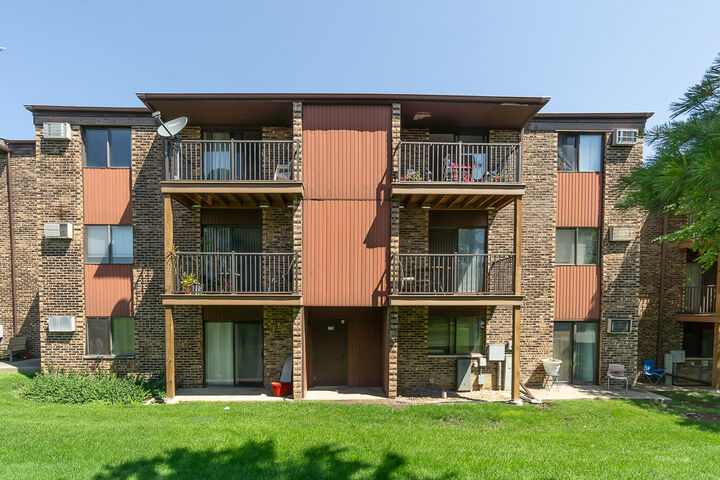 Property Photo: 178 Dunteman Drive 302 IL 60139