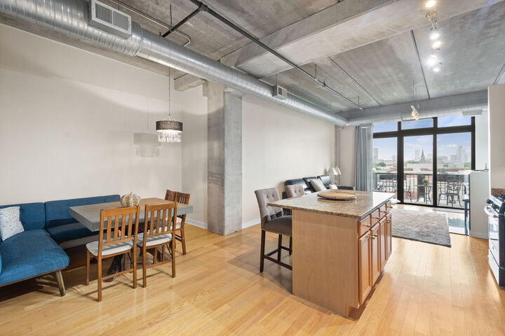 Property Photo: 811 W 15th Place 502 IL 60608