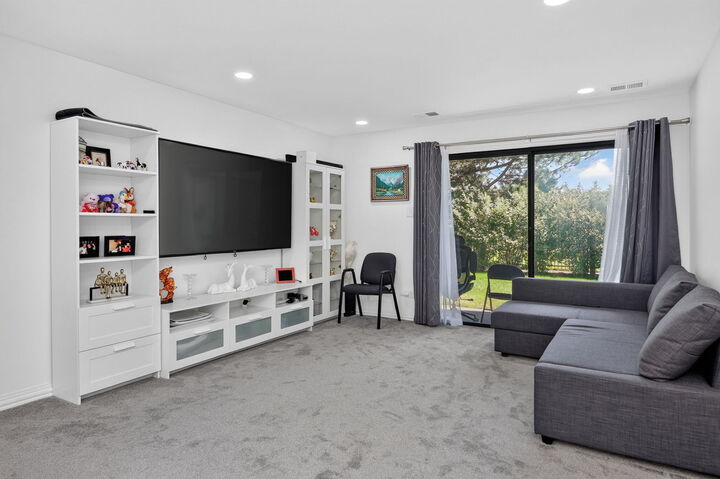 Property Photo:  863 E Coach Road 1  IL 60074 