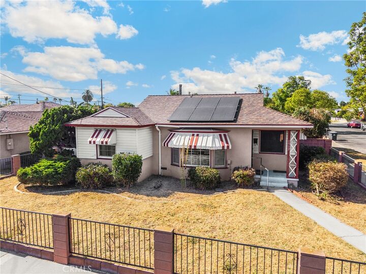 Property Photo:  1517 W Borchard Avenue  CA 92704 