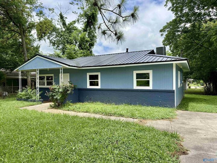Property Photo: 2206 Evans Avenue NW AL 35810