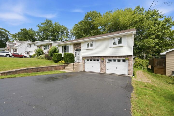 Property Photo: 73 Wynn Castle Drive NS B4E 2H3