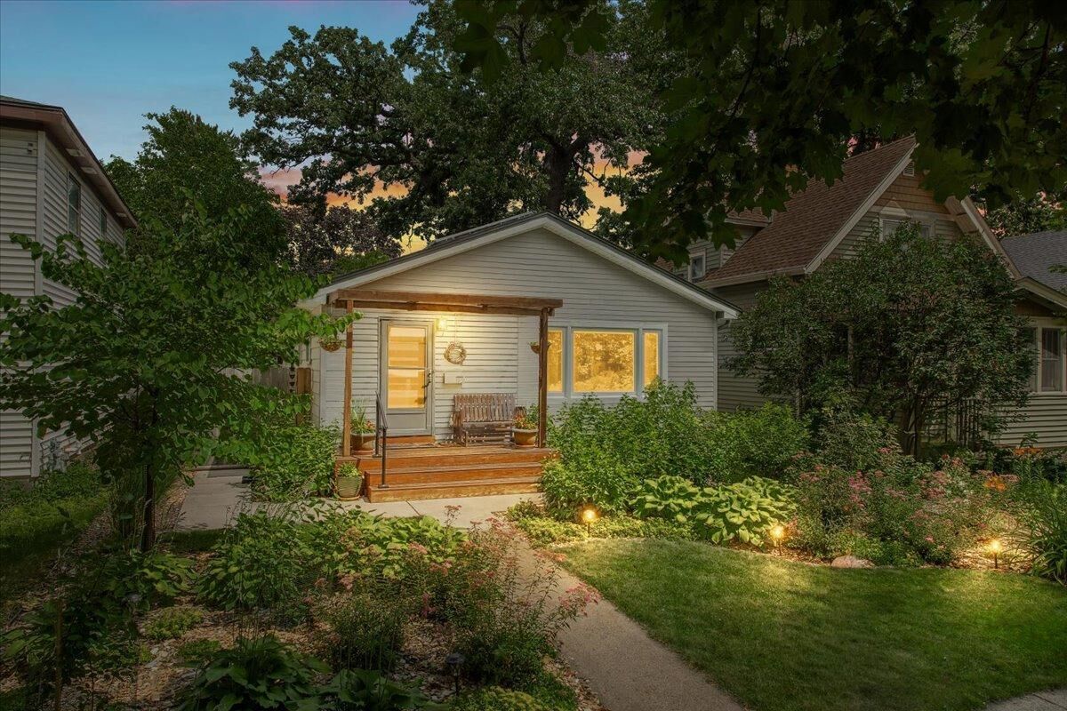 Property Photo:  1931 Lincoln Avenue  MN 55105 