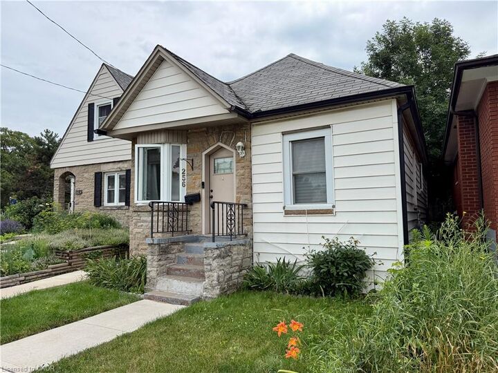 Property Photo:  256 Fairfield Avenue  ON L8H 5H6 