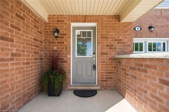 Property Photo: 9 Outlook Terrace ON N2R 0K6