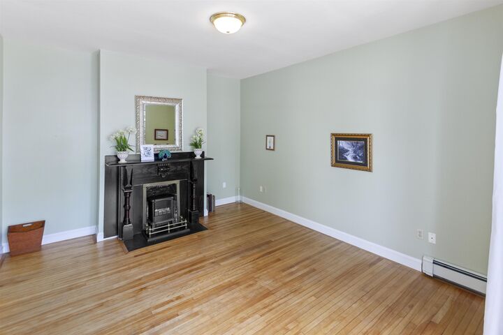 Property Photo:  202-204 Euston Street 1  PE C1A 1W8 