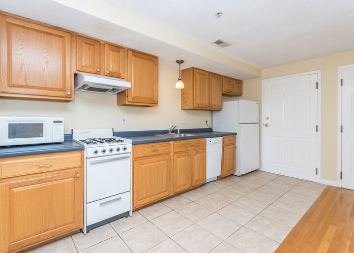 Property Photo:  10 Middle Street Ct 7  MA 02451 