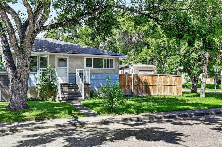 Property Photo:  1944 10 Avenue NE  AB T2E 0Y5 