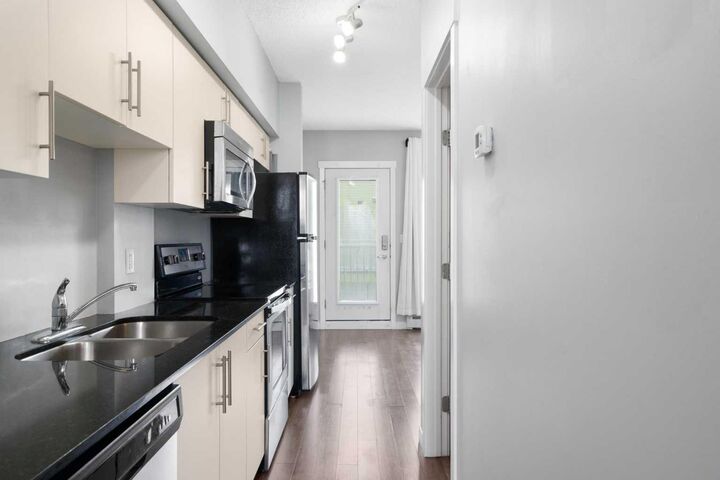 Property Photo: 1740 9 Street NW 402 AB T2M 4Z5