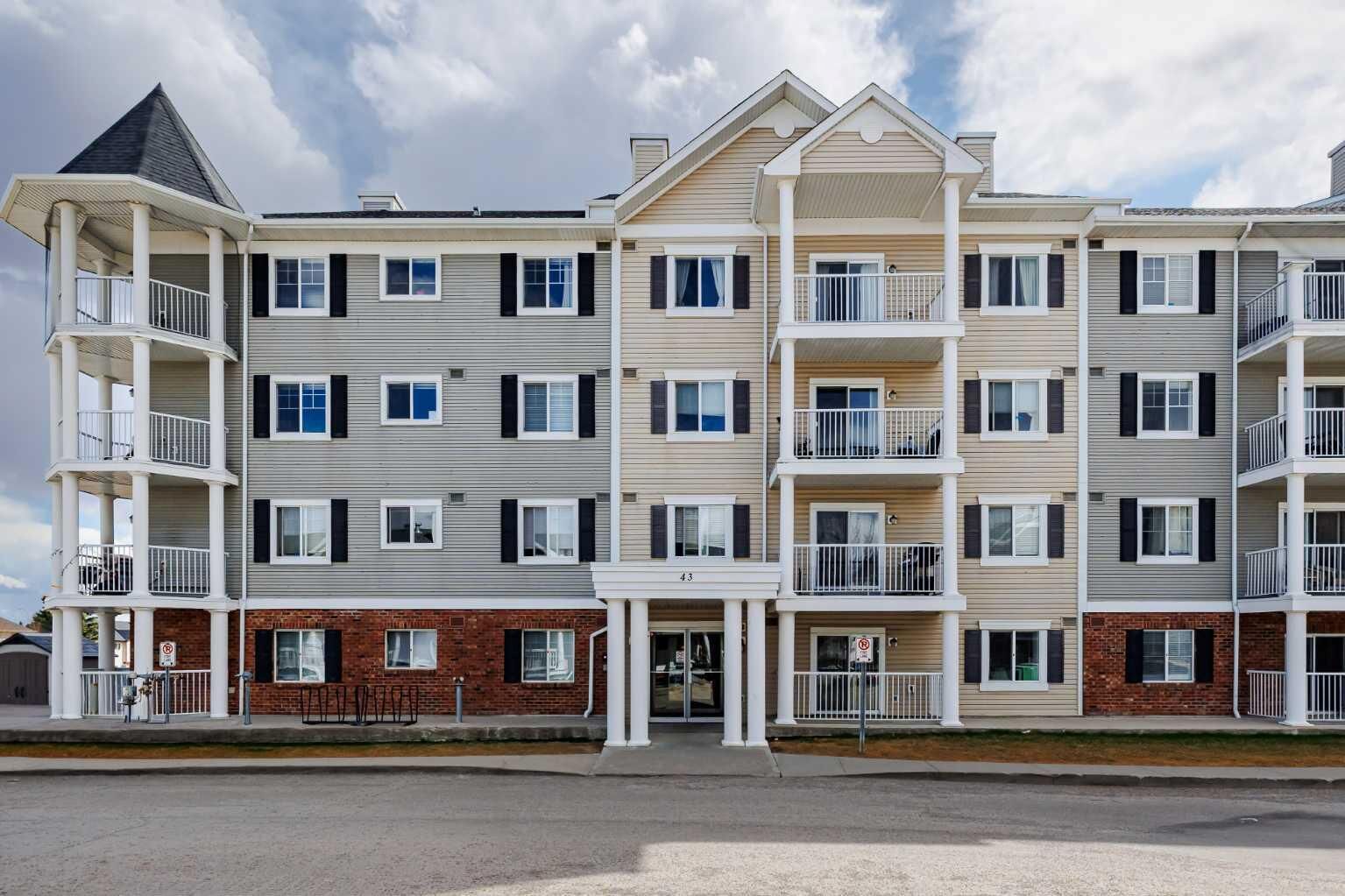 Property Photo:  43 Country Village Lane NE 2314  AB T3K 0G2 