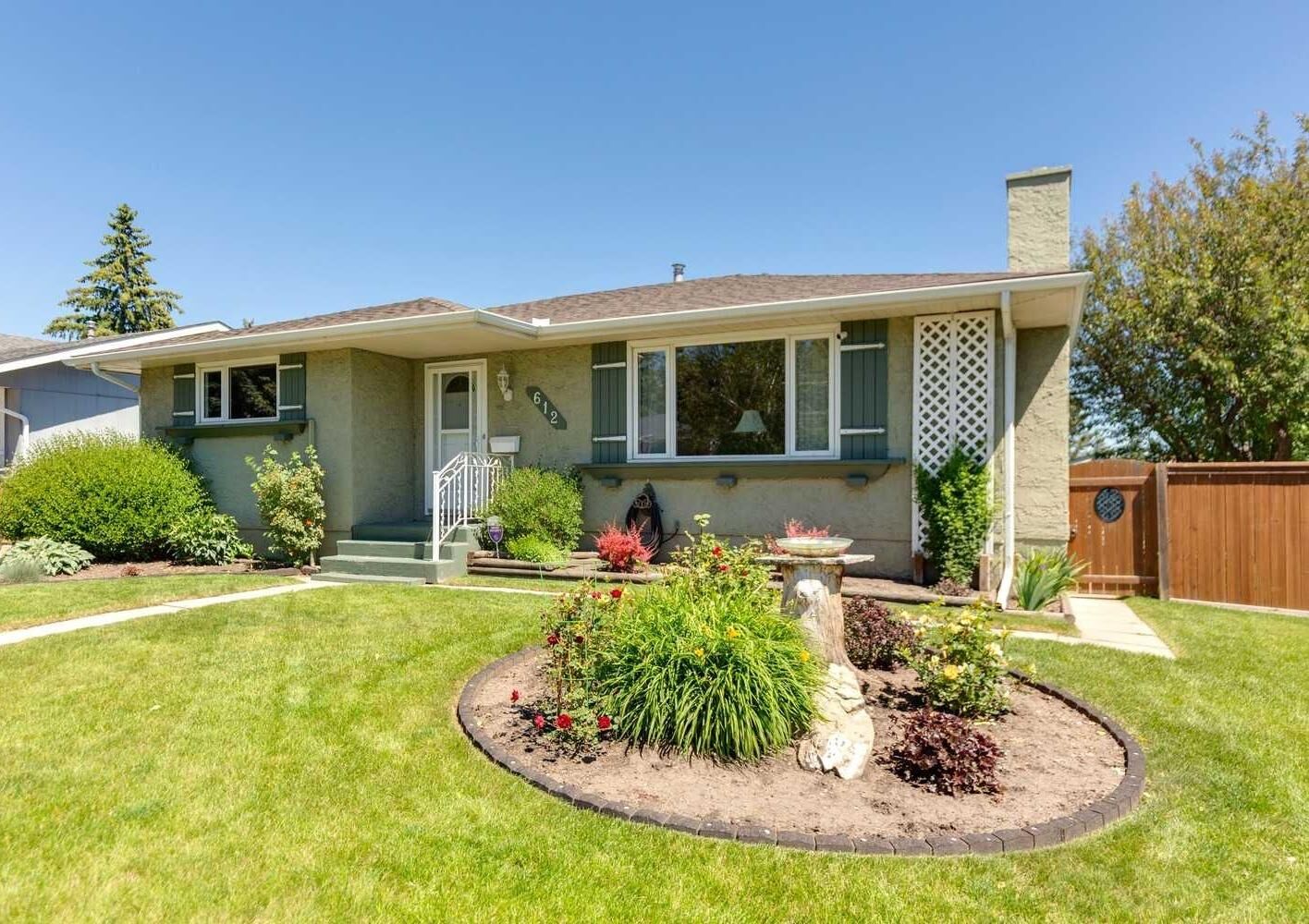 Property Photo: 612 Cantrell Place SW AB T2W 2E5