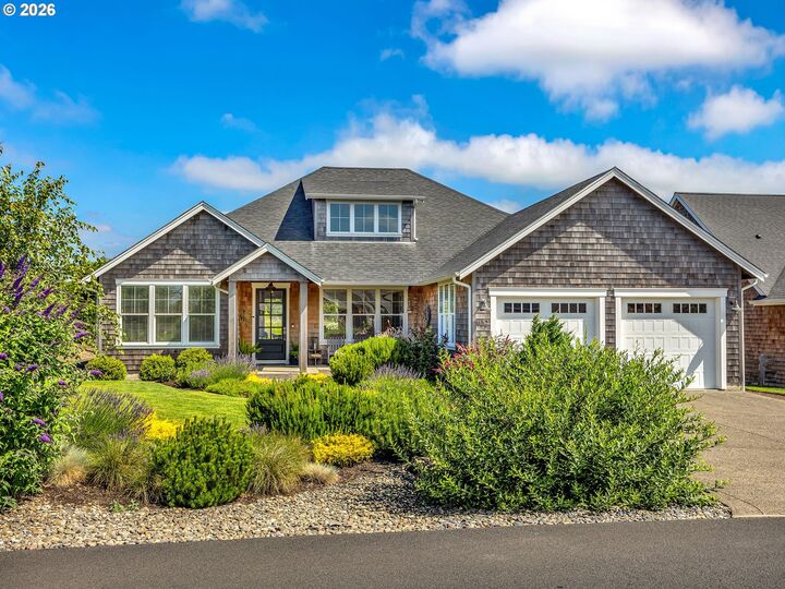 Property Photo: 452 Diamond Ln OR 97138