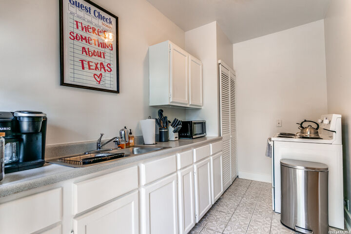 Property Photo: 277 Post Ave TX 78215