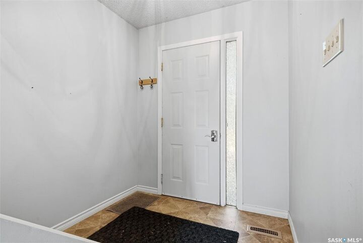 Property Photo: 98 Oakview Drive SK S4R 0E4