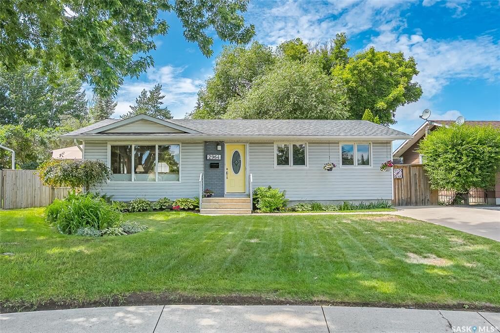 Property Photo:  2964 Cumberland Avenue S  SK S7J 2A6 