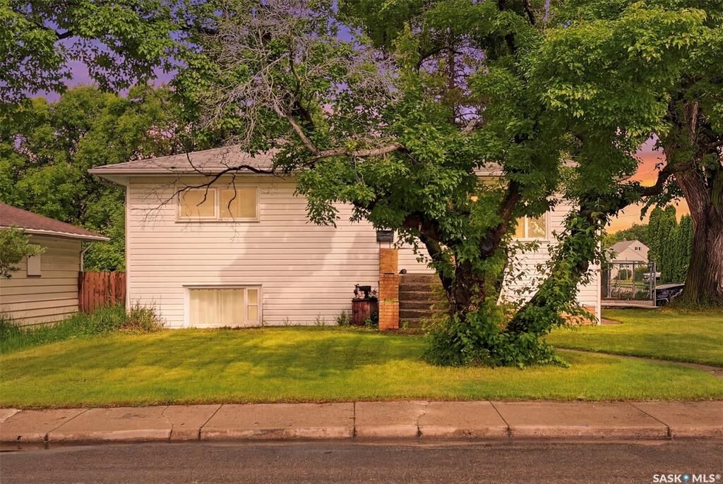 Property Photo:  302 U Avenue N  SK S7L 3C7 