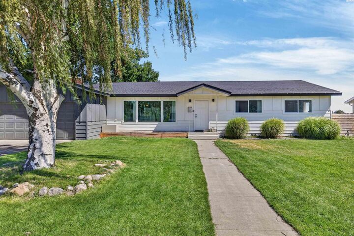Property Photo: 4004 W Okanogan Ave WA 99336