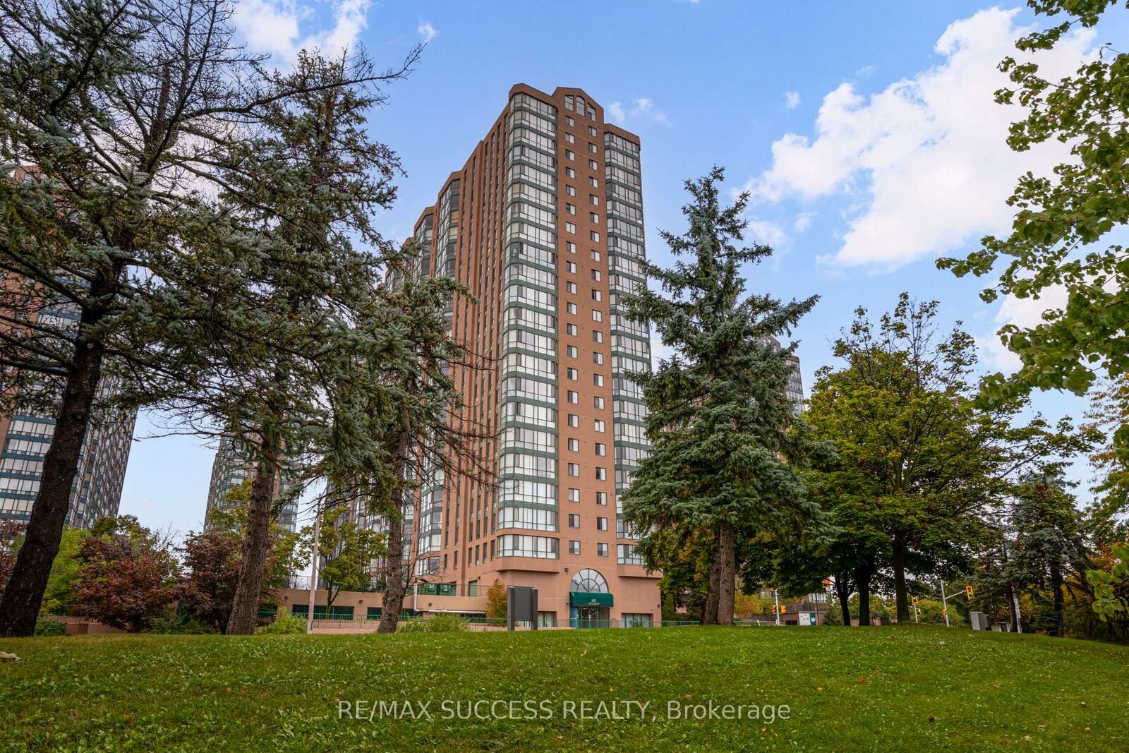 Property Photo: 145 Hillcrest Avenue 713 ON L5B 3Z1