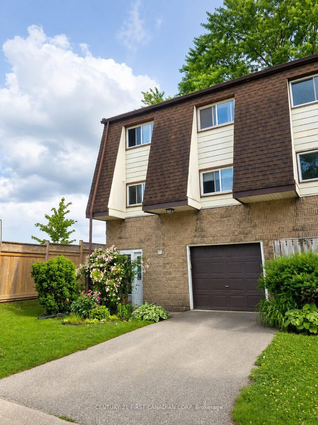 Property Photo: 40 Fairfax Court 17 ON N6G 3Y3