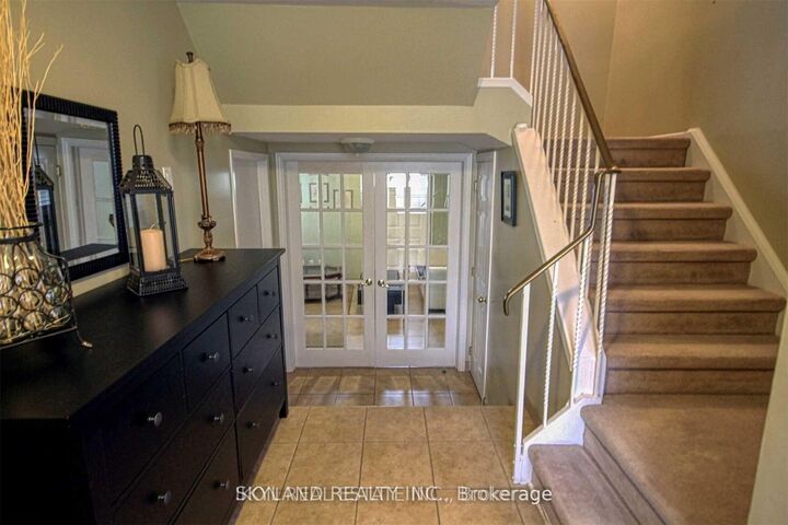 Photo de la propriété: 98 Henderson Drive ON L4G 3M3