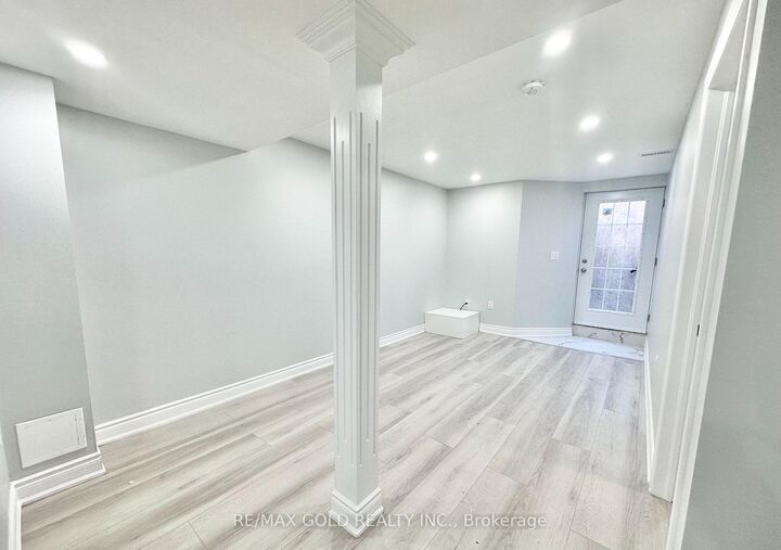 Photo de la propriété:  555 Settlers Road W Bsmt  ON L6M 1N5 