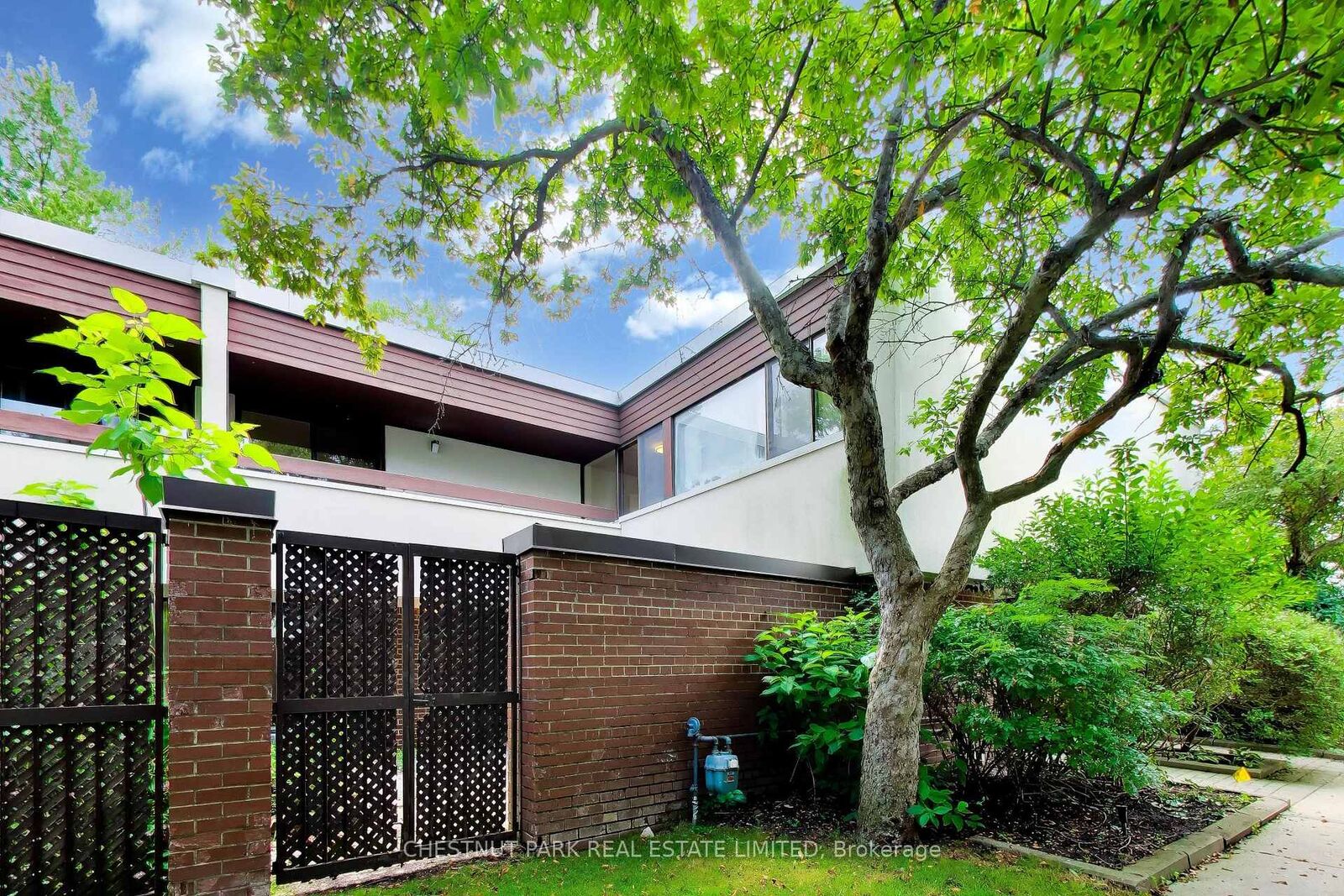 Property Photo: 396 Woodsworth Road 57 ON M2L 2T9